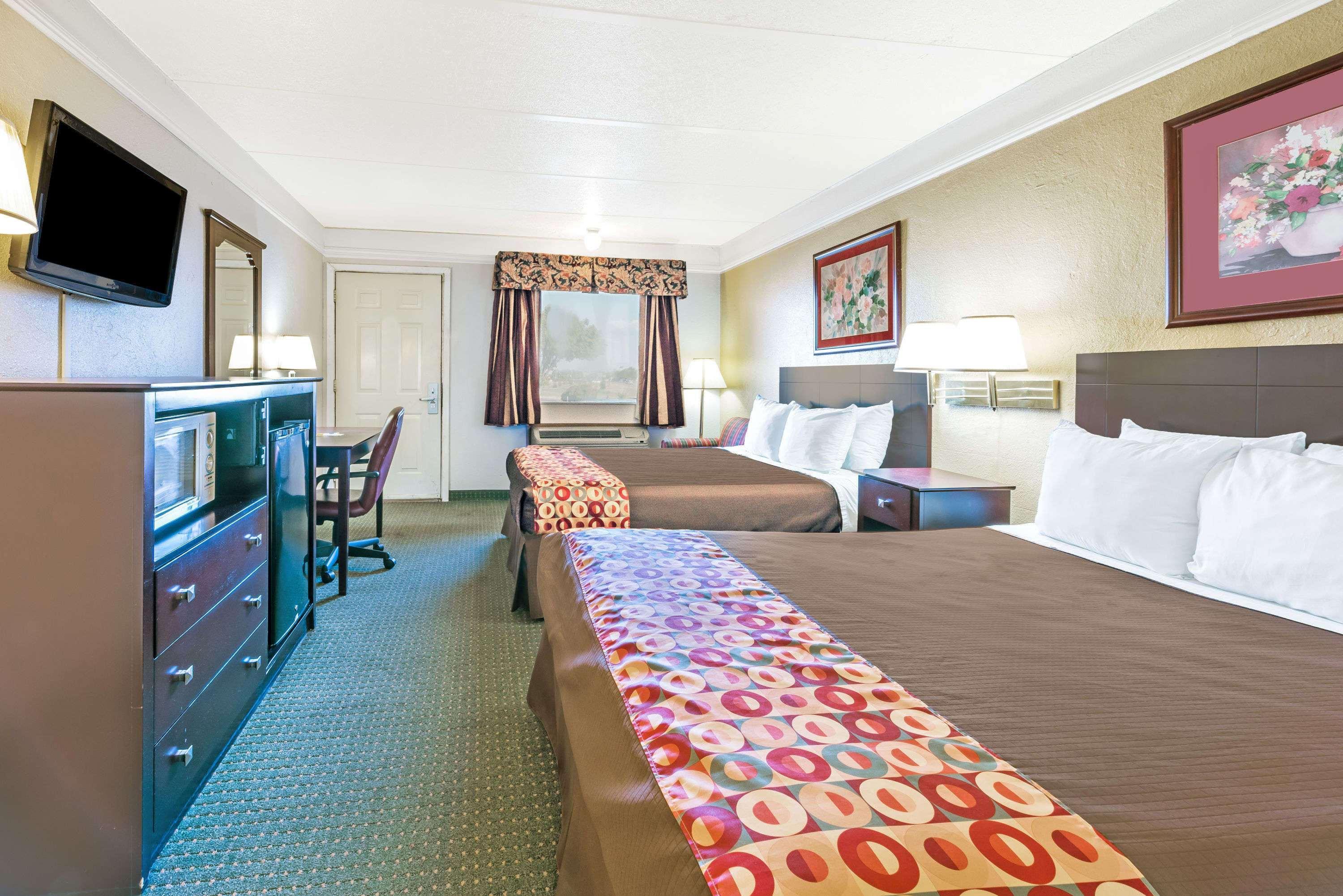 Days Inn By Wyndham Gainesville Esterno foto