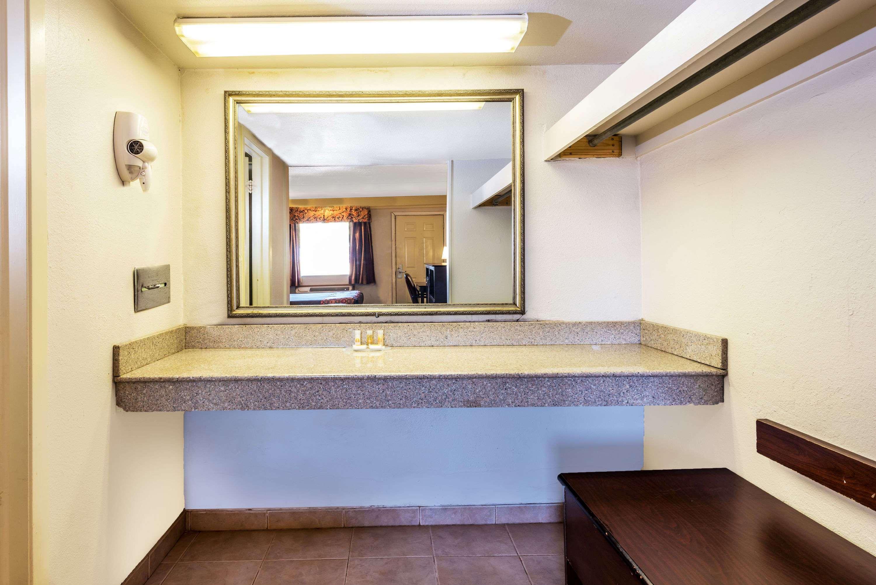 Days Inn By Wyndham Gainesville Esterno foto