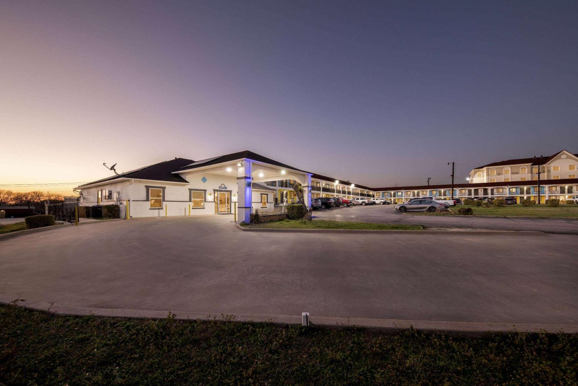Days Inn By Wyndham Gainesville Esterno foto